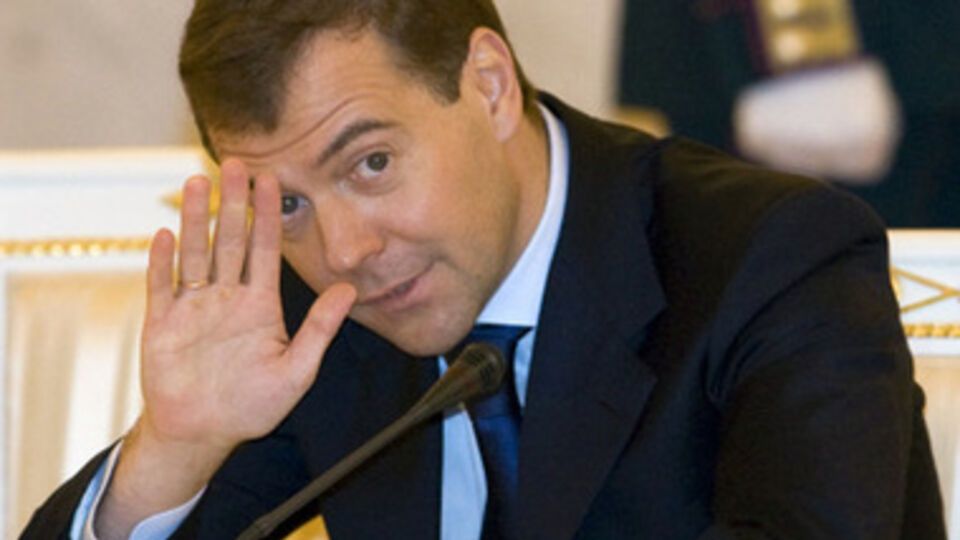 Дмитрий Медведев призвал Украину восстанавливать Донбасс, разрушенный российскими наемниками