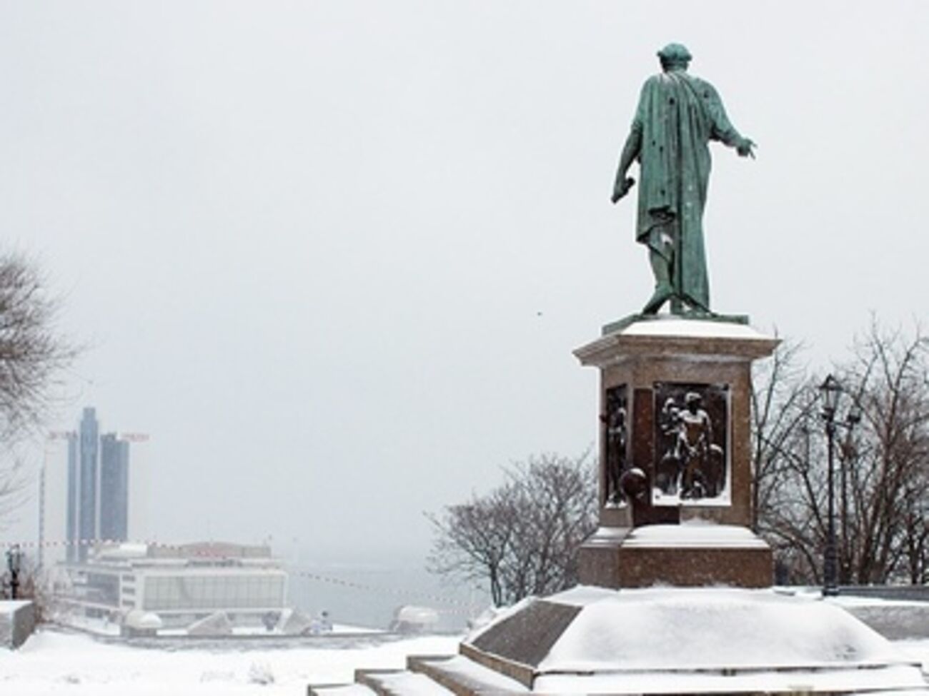 Одесса все еще под завалами снега