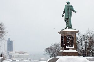 Одесса все еще под завалами снега