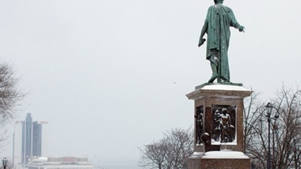 Одесса все еще под завалами снега