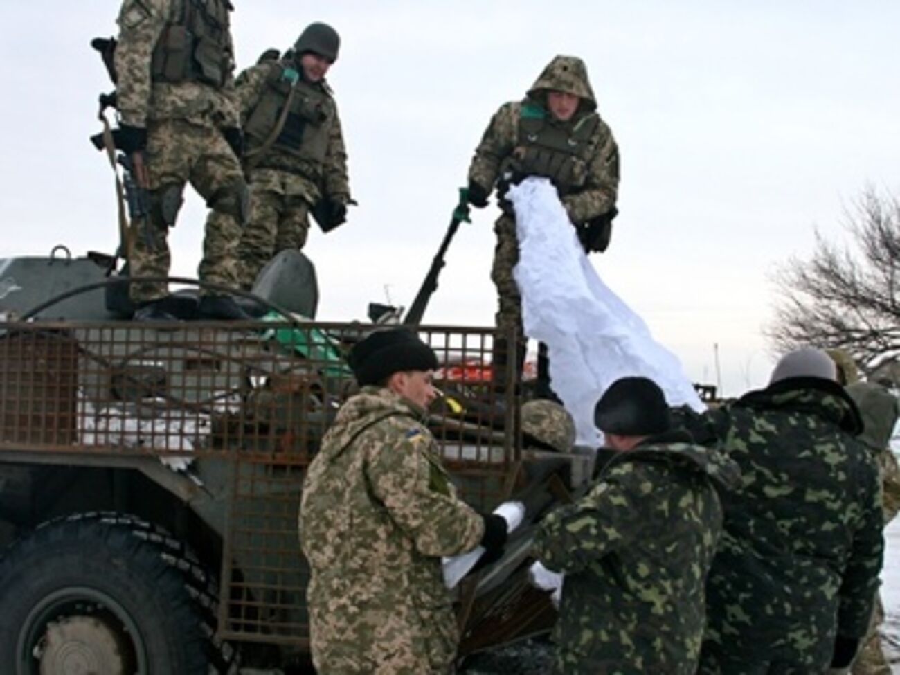 Волонтеры передали силам АТО полторы тонны помощи и машину "скорой". Фоторепортаж