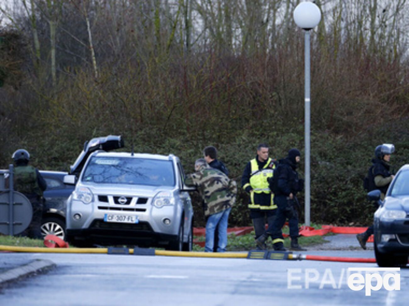Как только Кулибали начал молиться, готовясь казнить заложников, полиция начала штурм