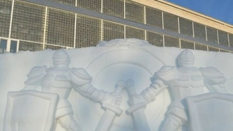 В Киеве создали рекордную 25-метровую снежную скульптуру. Фоторепортаж