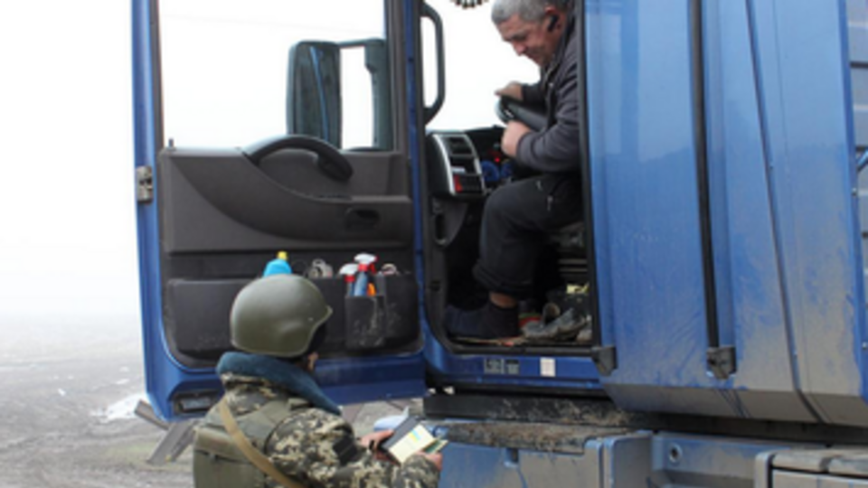 Машину задержали при попытке объехать блокпост