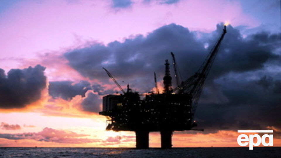 Мировые цены на нефть постоянно снижаются седьмую неделю подряд