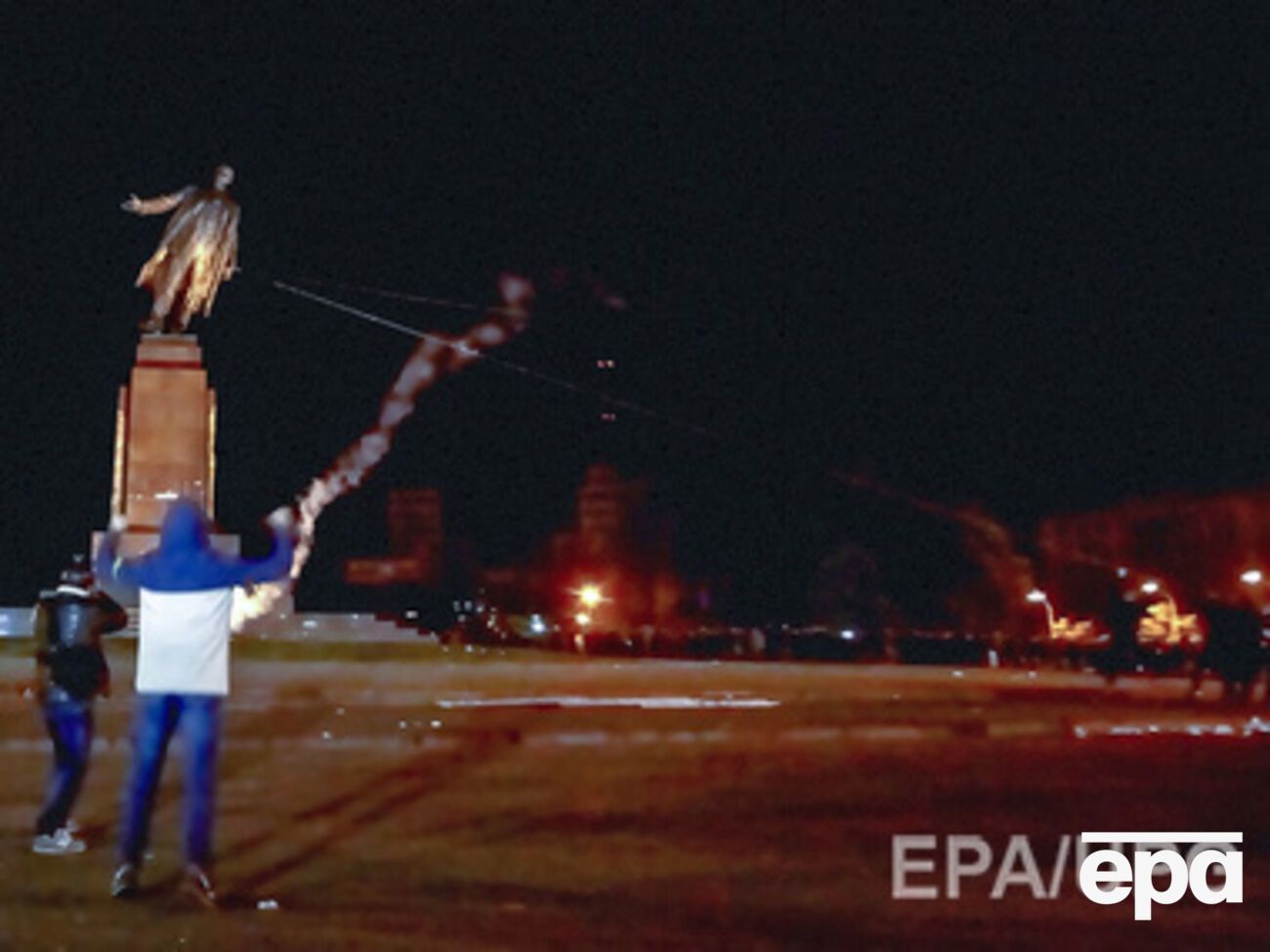 Кириленко пообещал поощрять разрушителей коммунистических памятников