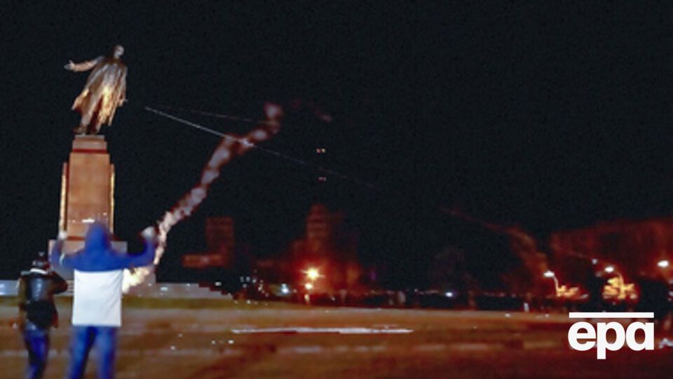 Кириленко пообещал поощрять разрушителей коммунистических памятников