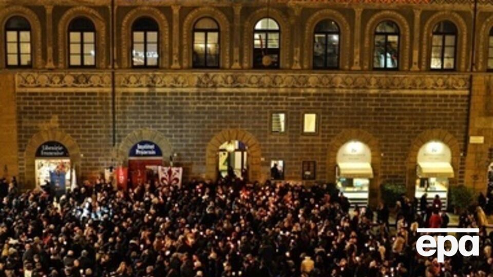 Во Франции проходят массовые акции в связи с терактами