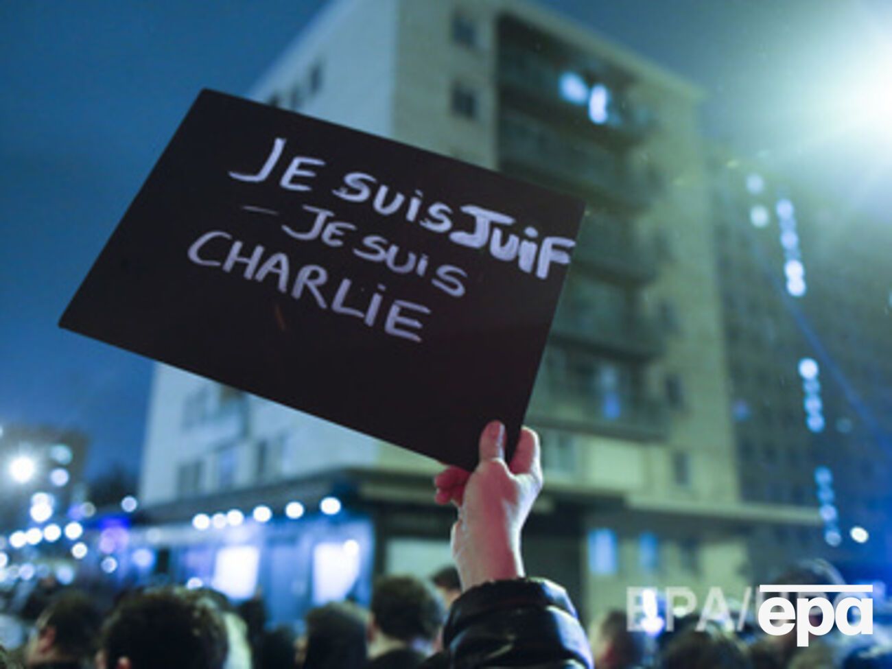 С такими плакатами люди выходили по всему миру, но в Москве полиция за них арестовала