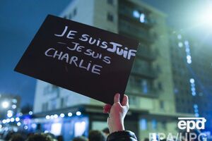 С такими плакатами люди выходили по всему миру, но в Москве полиция за них арестовала