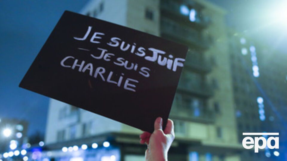 С такими плакатами люди выходили по всему миру, но в Москве полиция за них арестовала