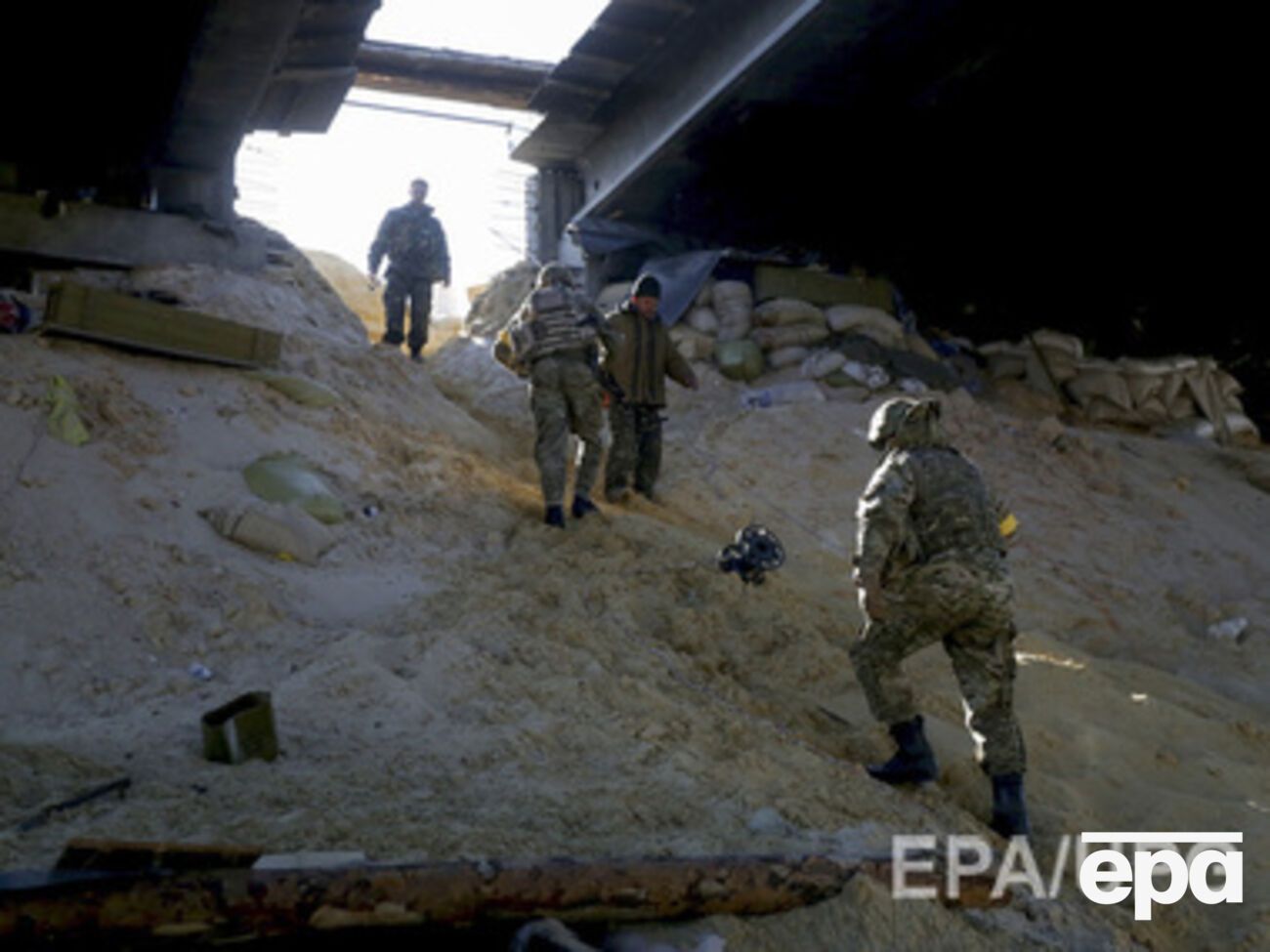 В аэропорт завезли боеприпасы и продовольствие