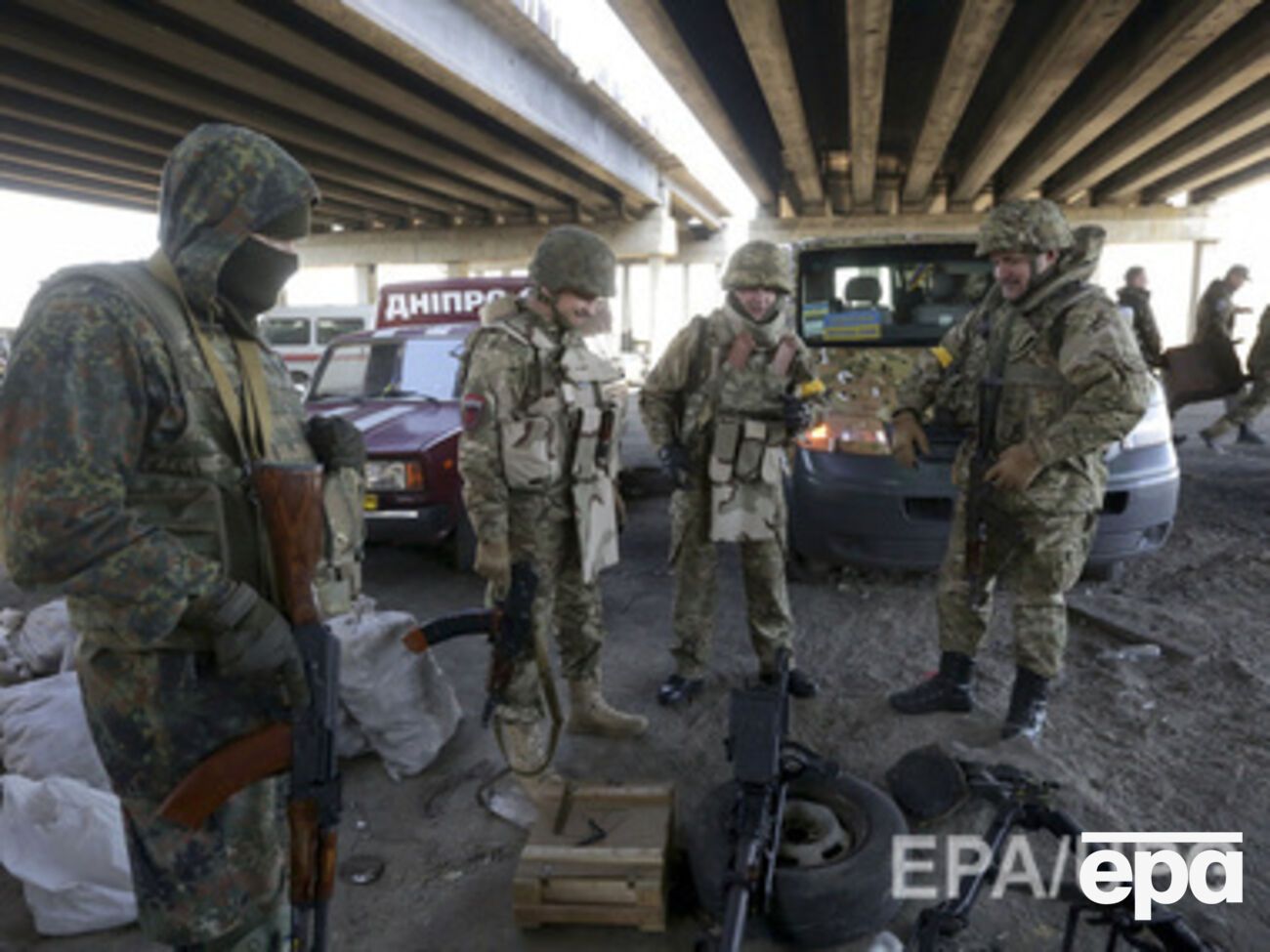 Аэропорт обстреливают из танков и "Градов"