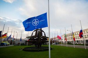 НАТО почтил память жертв терактов в Париже