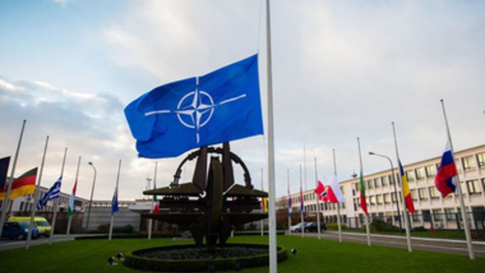 НАТО почтил память жертв терактов в Париже