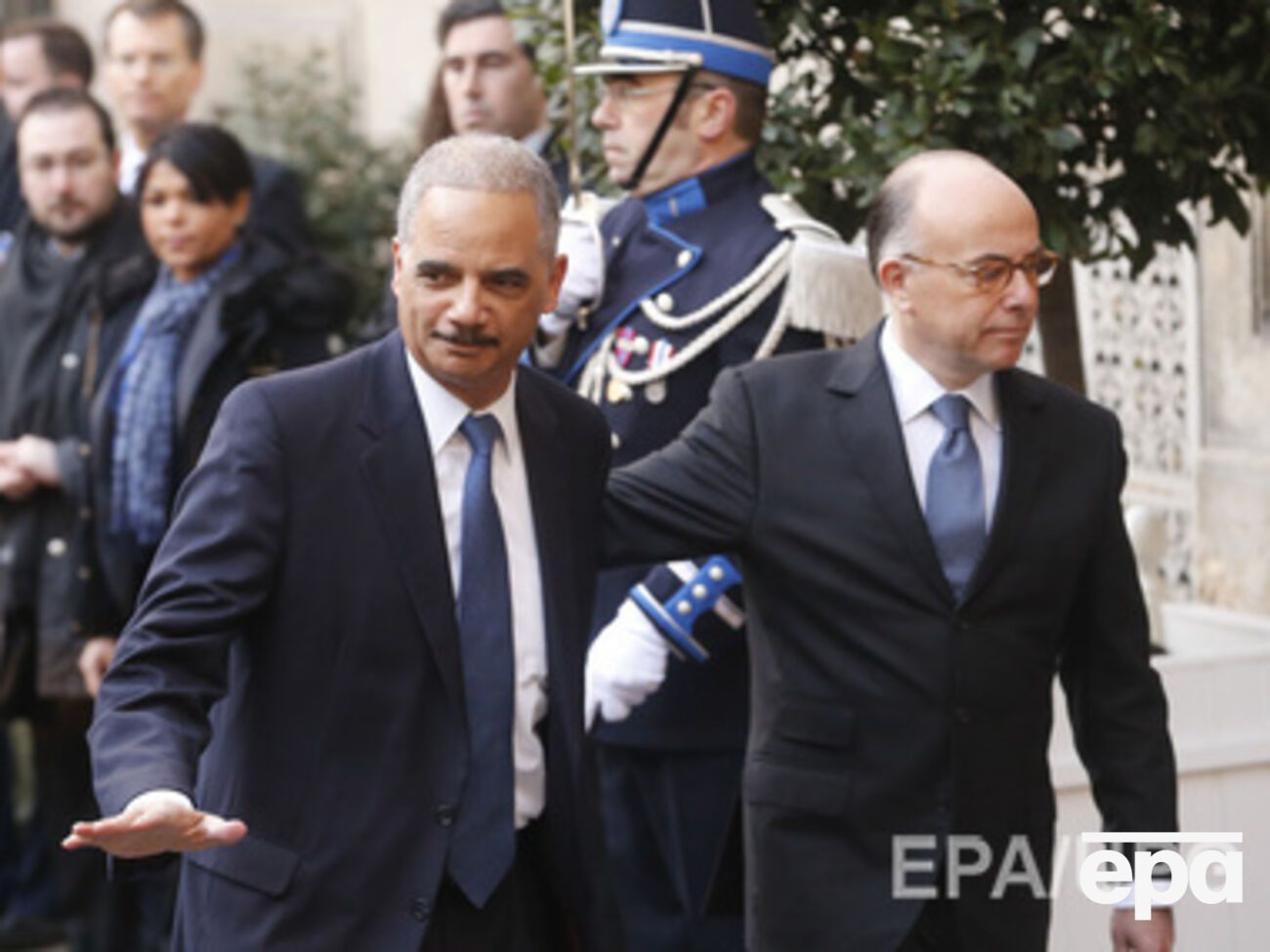 Эрик Холдер (слева) анонсировал проведение саммита по вопросам безопасности в Вашингтоне