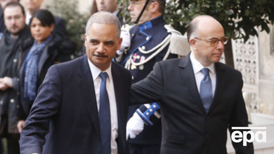 Эрик Холдер (слева) анонсировал проведение саммита по вопросам безопасности в Вашингтоне