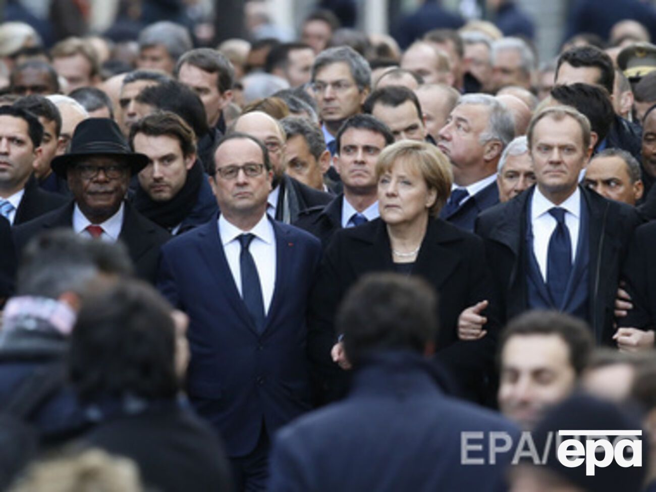 Лидеры европейских государств взялись за руки и прошли по улицам Парижа вместе с другими участниками Марша единства