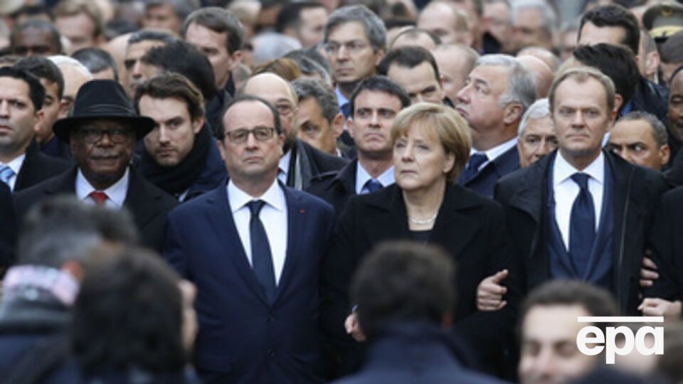 Лидеры европейских государств взялись за руки и прошли по улицам Парижа вместе с другими участниками Марша единства