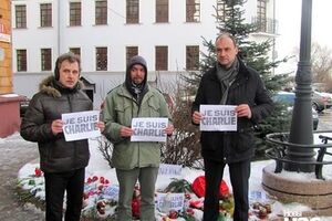 Немногочисленные белорусы пришли почтить память жертв парижского теракта