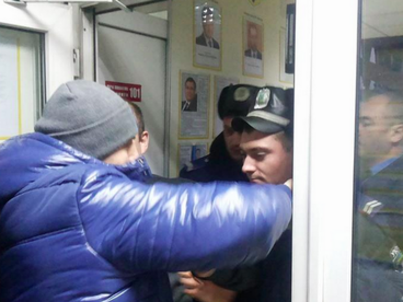 Милиционеры не стали пускать к задержанному адвоката