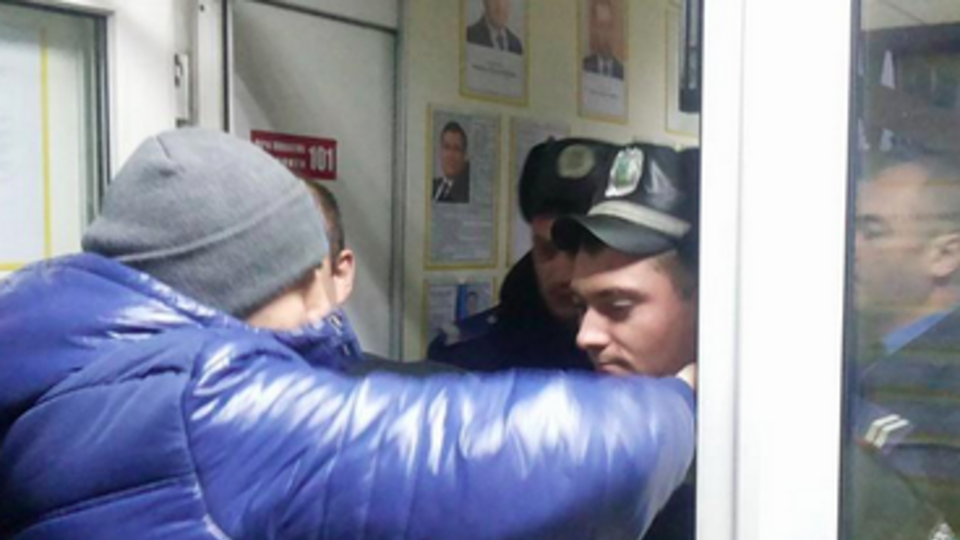 Милиционеры не стали пускать к задержанному адвоката