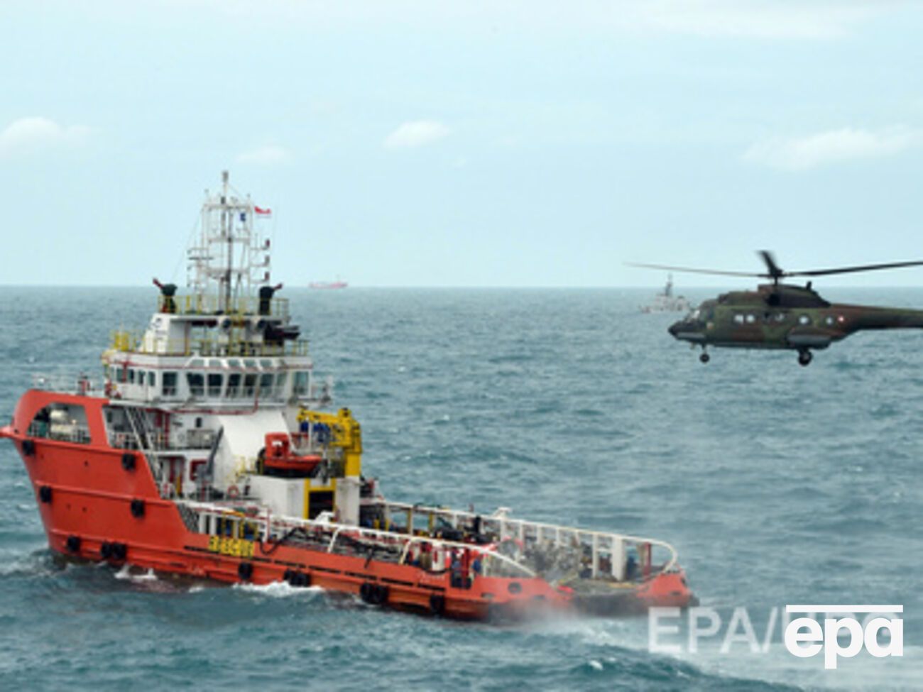 Спасатели надеются найти еще два "черных ящика" с&nbsp;Air Asia