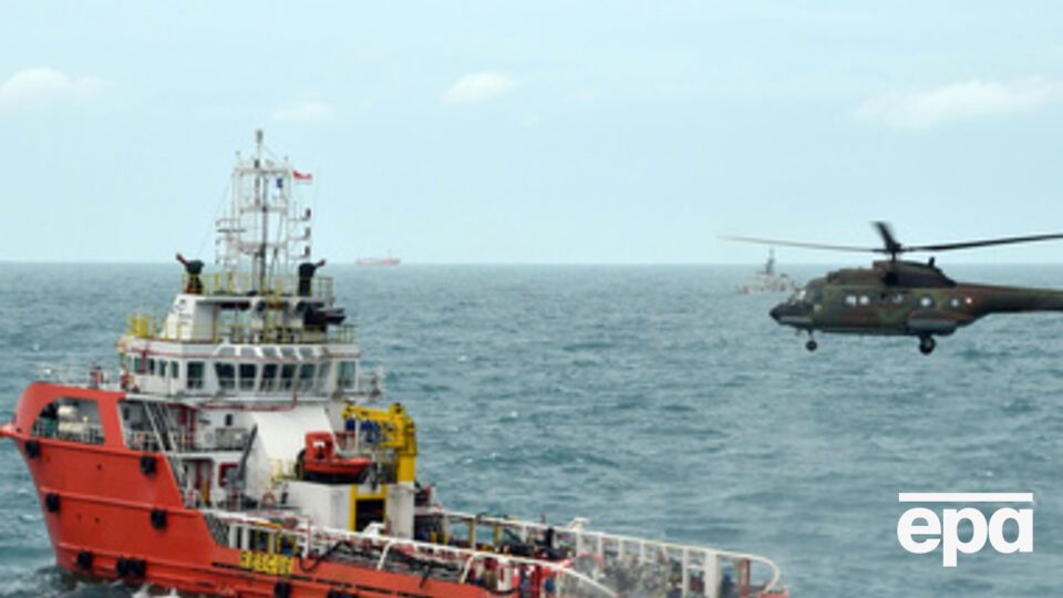 Спасатели надеются найти еще два "черных ящика" с Air Asia