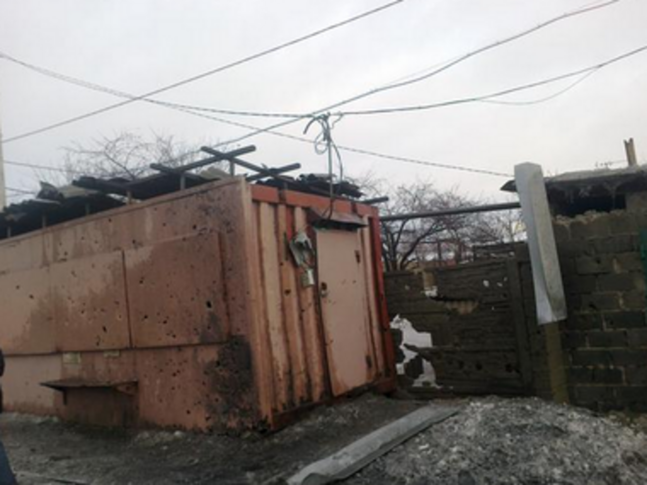 Последствия обстрела в поселке Бутовка в Донецке