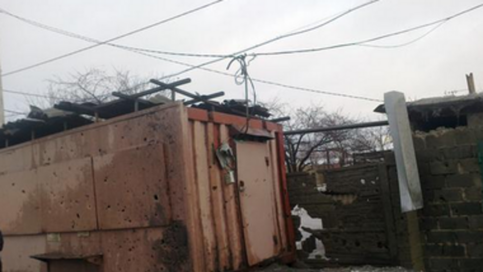 Последствия обстрела в поселке Бутовка в Донецке