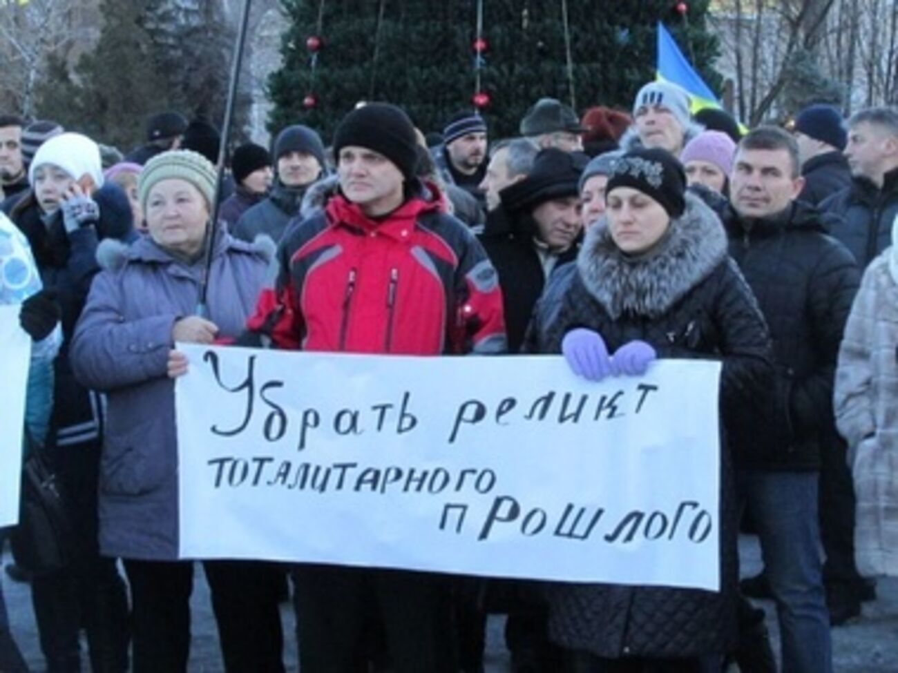 Жители Славянска потребовали снести памятник Ленину