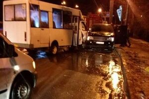 По данным сайта, люди, находившиеся в маршрутке, получили переломы и сотрясения