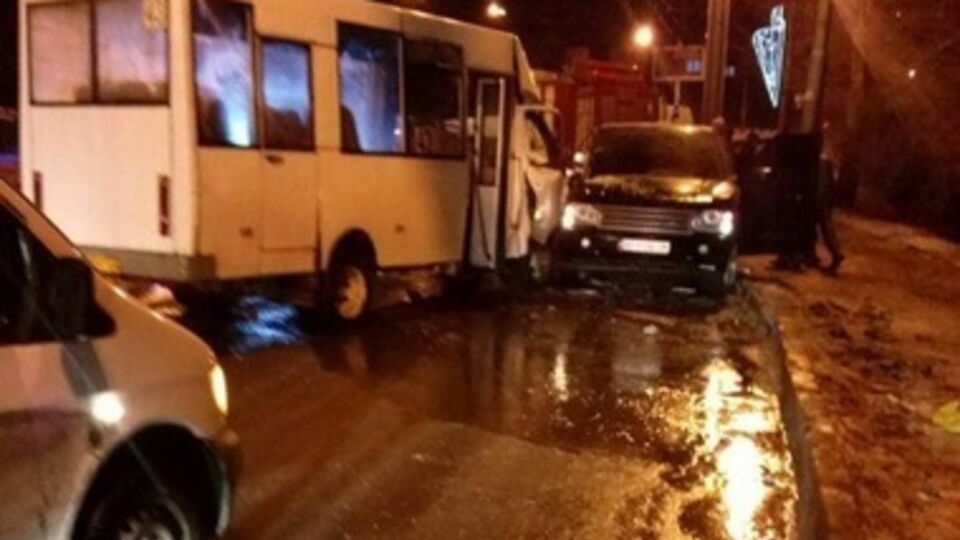 По данным сайта, люди, находившиеся в маршрутке, получили переломы и сотрясения