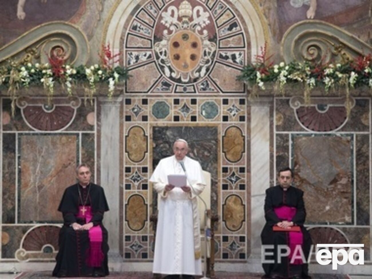 Папа Римский призвал помнить бедных матерей по всему миру, "слишком многие из которых, к сожалению, не могут прокормить своих детей"