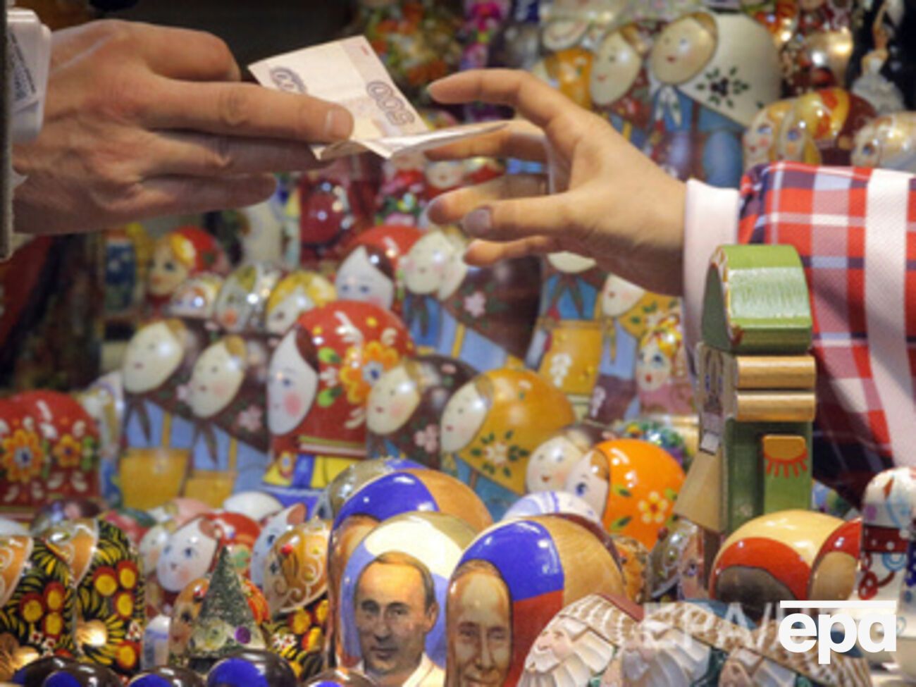 Курс рубля продолжает падать