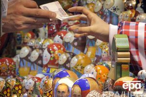 Курс рубля продолжает падать