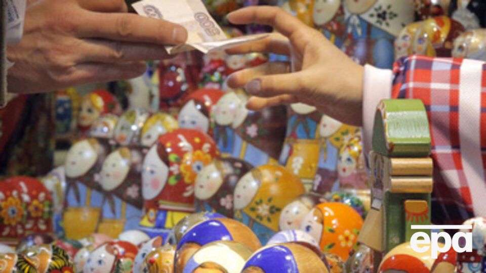 Курс рубля продолжает падать