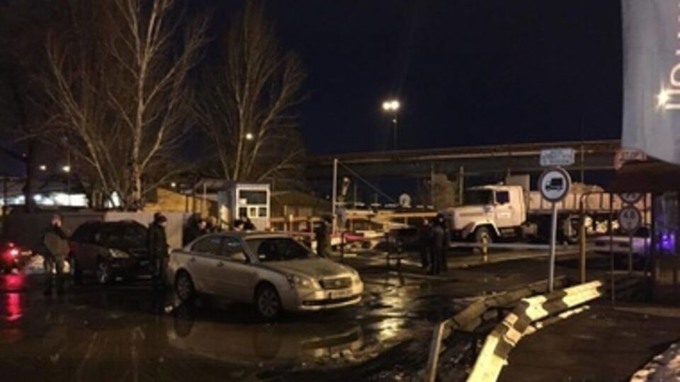 Перекрытый волонтерами выезд из одесской таможни