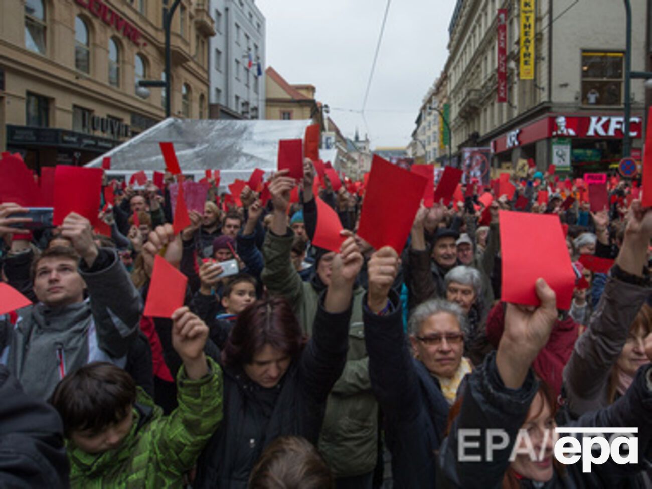 Активисты показывали "красные карточки", а жена президента Ивана Земан держала в руке в тот момент "зеленую карточку"