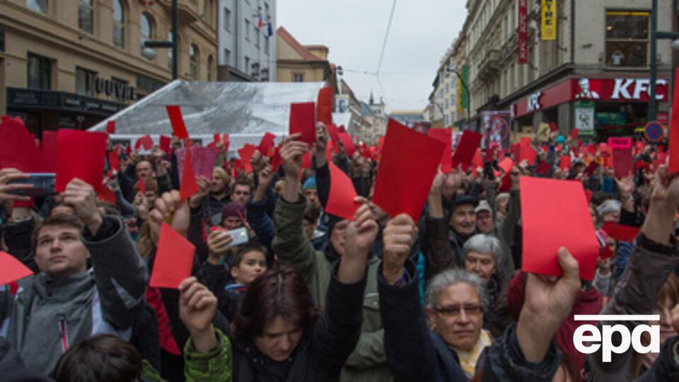 Активисты показывали "красные карточки", а жена президента Ивана Земан держала в руке в тот момент "зеленую карточку"