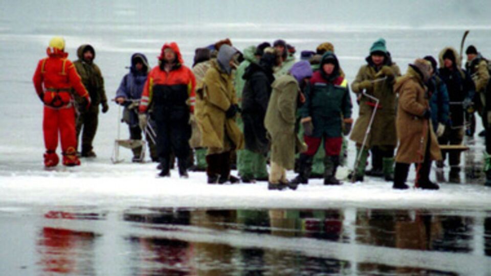 38 рыбаков спасатели сняли со льдины с помощью веревок и трехколенной лестницы, остальные добрались до берега самостоятельно