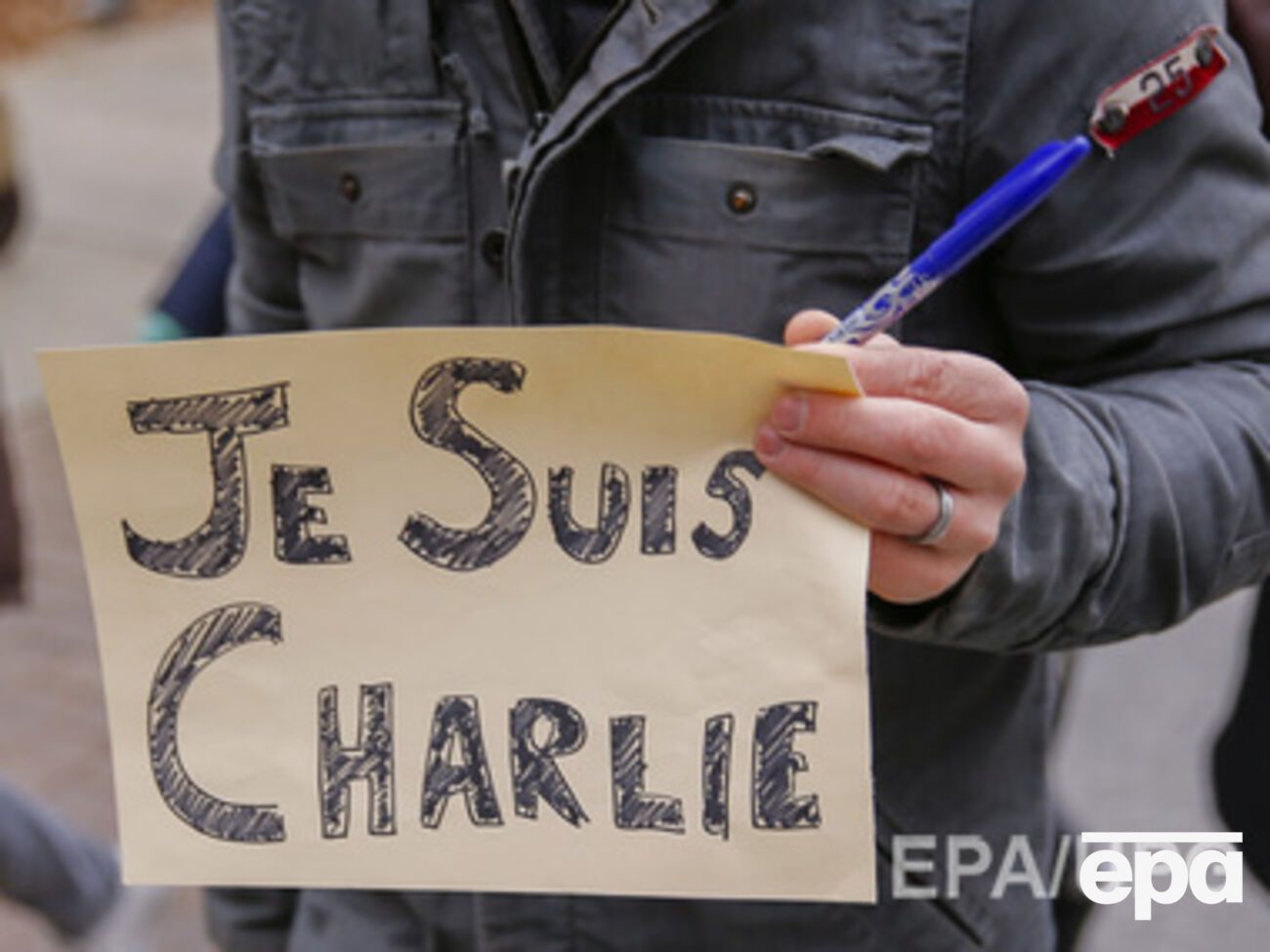 На карикатуре, которая выйдет в газете, Мухаммед держит в руках плакат Je suis Charlie ("Я – Шарли")