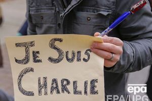 На карикатуре, которая выйдет в газете, Мухаммед держит в руках плакат Je suis Charlie ("Я – Шарли")