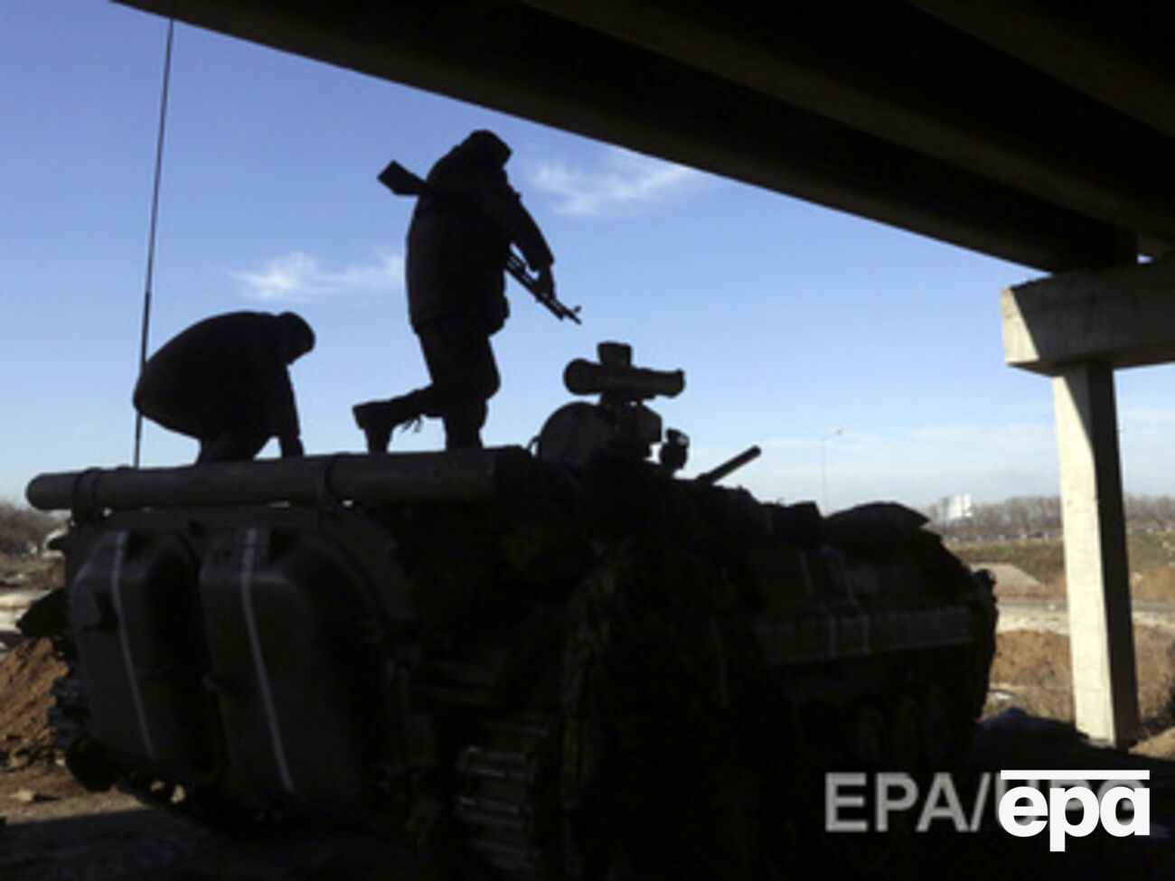 Боевики требуют, чтобы военные покинули аэропорт