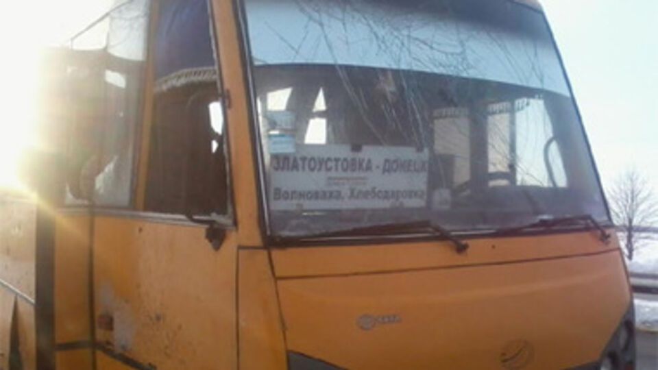 В результате обстрела пассажирского автобуса возле Волновахи погибли 10 человек. Фоторепортаж