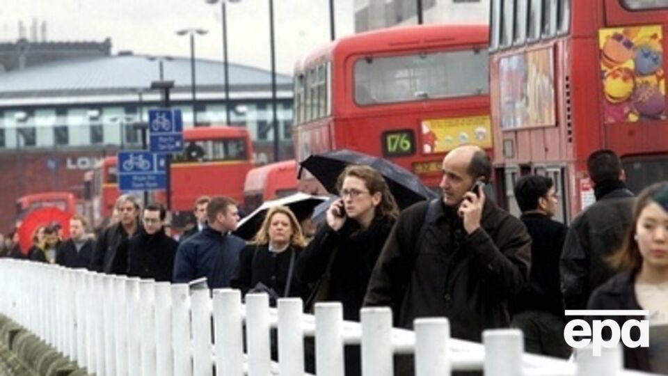 Из-за забастовки водителей автобусов утром жители Лондона добирались на работу пешком и на метро