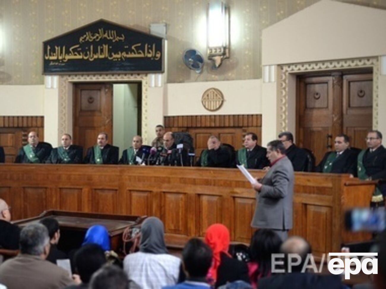 В мае 2014 года египетский экс-президент был приговорен к трем годам тюремного заключения, а его сыновья &ndash; к четырем