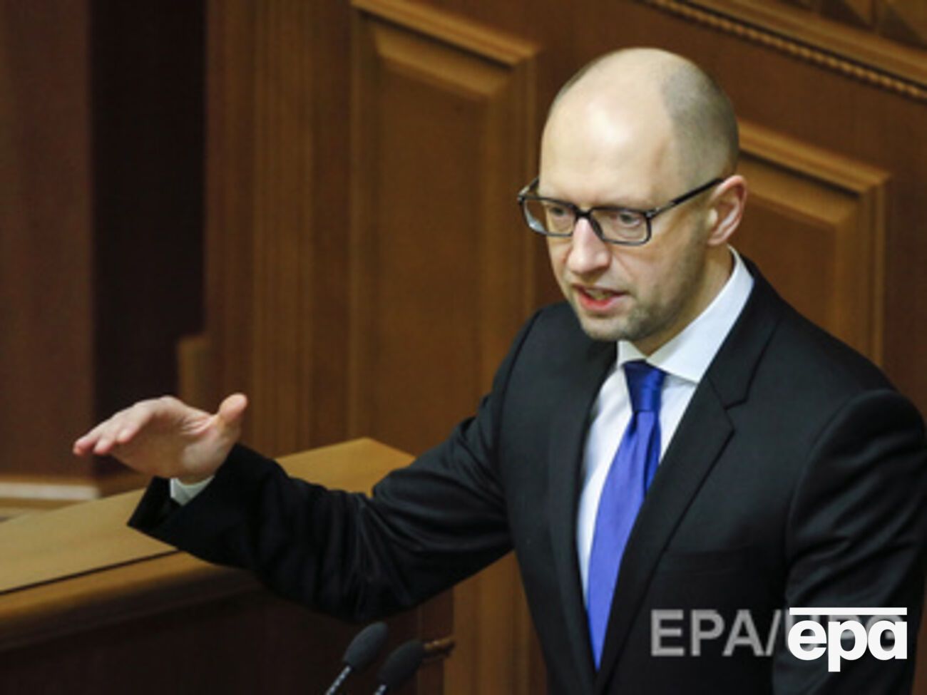 Яценюк: Недопустимо, когда должностные лица, побыв несколько часов в зоне АТО, быстро бегут и получают статус участника боевых действий