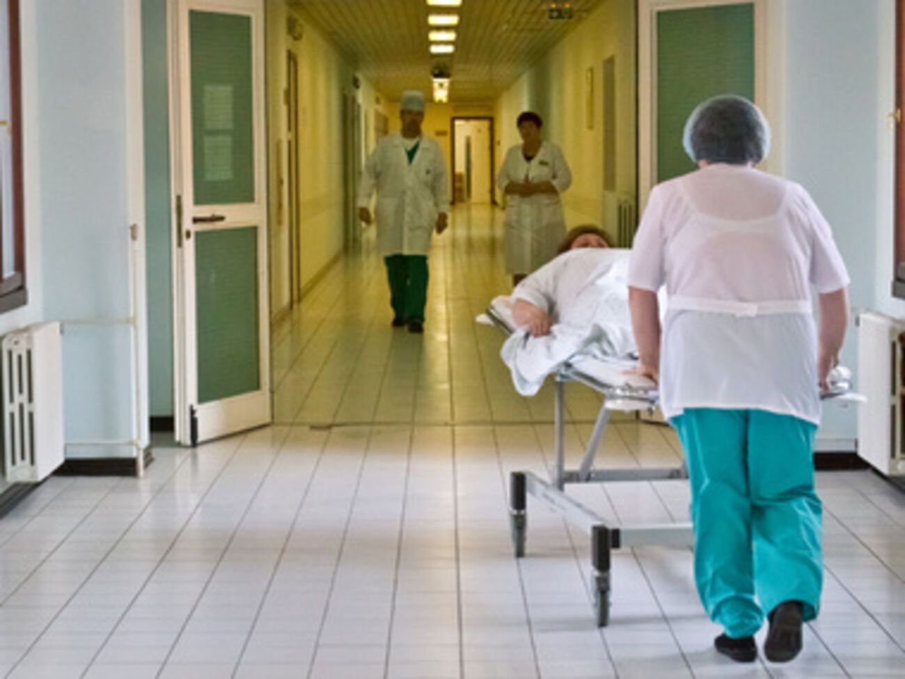 В лечебные учреждения Киева поступили 67 человек