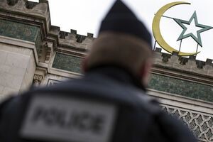 Усиление мер предосторожности связано с атакой террористов на редакцию газеты Charlie Hebdo и захват заложников в магазине продуктов в Париже